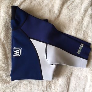 Small short sleeved wet suit top